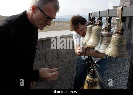 L'île de Lemnos, en Grèce. 3 octobre, 2015. Réglage de la commande des chaînes russes le clapet de Bell pour la synchronisation, tôt le matin à l'Russian-Cossak Guerre civile cimetière, Punta, Limnos island, Grèce. Credit : BasilT/Alamy Live News Banque D'Images