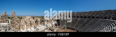 MANAVGAT, Antalya - 20 juillet 2015 : vue panoramique de l'amphithéâtre antique de Side, à Antalya. Banque D'Images