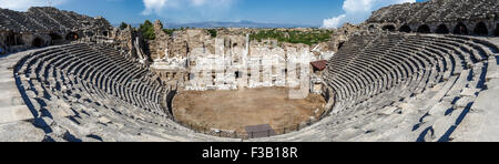 MANAVGAT, Antalya - 20 juillet 2015 : vue panoramique de l'amphithéâtre antique de Side, à Antalya. Banque D'Images