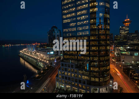 Canada Place et Harbour Centre Tower at night, Vancouver, British Columbia, Canada Banque D'Images