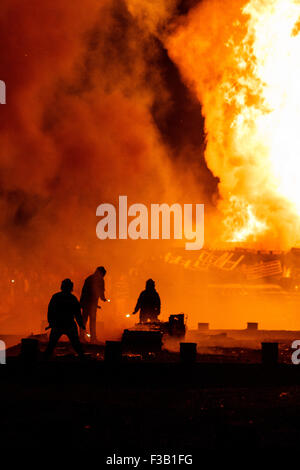 Eastbourne, East Sussex, UK. 3 octobre, 2015. Le feu a débuté la saison annuelle à Eastbourne avec un défilé le long de la mer suivi d'un énorme feu de joie et d'artifice sur la plage. Credit : Ed Brown/Alamy Live News Banque D'Images