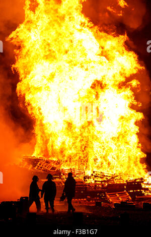 Eastbourne, East Sussex, UK. 3 octobre, 2015. Le feu a débuté la saison annuelle à Eastbourne avec un défilé le long de la mer suivi d'un énorme feu de joie et d'artifice sur la plage. Credit : Ed Brown/Alamy Live News Banque D'Images