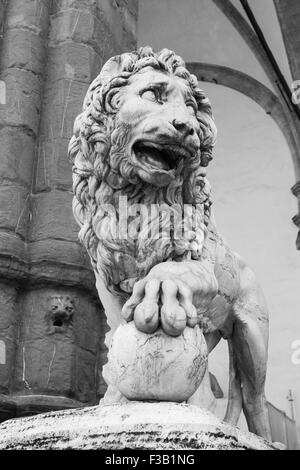 Vacca's Lion, l'un des Lions de Médicis, loggia de Lanzi, Piazza della Signoria, Florence, Italie Banque D'Images