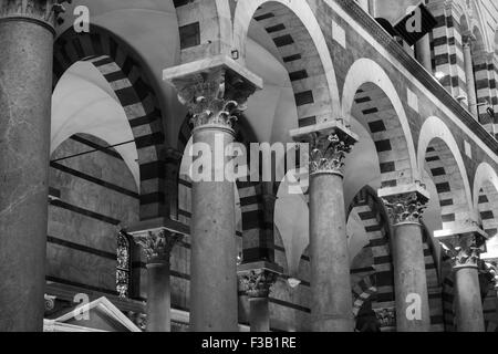 Colonnes et arcades de l'intérieur, la cathédrale de Pise, le Duomo, la Piazza dei Miracoli, Pisa, Toscane, Italie Banque D'Images