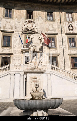 Statue de Cosme Ier, le Palazzo della Carovana (dei Cavalieri), Knight's Square, Pise, Toscane, Italie Banque D'Images