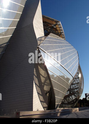 Fondation Louis Vuitton, Bois de Boulogne, Paris, France. Logo at entrance  to museum Stock Photo - Alamy