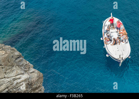 Avec les touristes en bateau amarré à la rive rocheuse, Manarola, Riomaggiore, Cinque Terre, La Spezia, ligurie, italie Banque D'Images