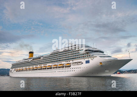 Bateau de croisière Costa Serena, laissant La Spezia, ligurie, italie Banque D'Images