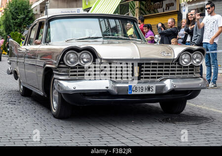 Torrejon de Ardoz, Espagne. 3 octobre, 2015. Réunion des voitures américaines classiques, au cours de la fête patronale des festivals, par les rues de Torrejon de Ardoz, sur 3 Octobre 2015. Belle couleur champagne voiture, Plymouth Fury de 1959. Credit : Russet pomme/Alamy Live News Banque D'Images