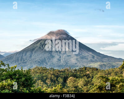 Le Volcan Arenal, Costa Rica Banque D'Images