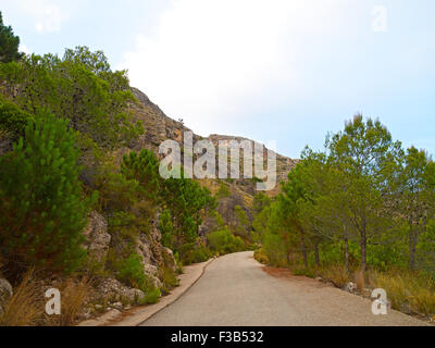 Une route dans les montagnes dans la région rurale de Valence, en Espagne. Banque D'Images