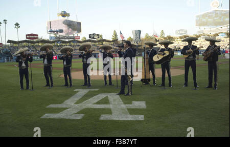 Los Angeles, Californie, États-Unis d'Amérique, USA. 3e oct, 2015. Mariachi vendu de Mexico de Jose Hernandez effectue pendant les festivités avant le match entre les Dodgers de Los Angeles contre les San Diego Padres au Dodger Stadium le 3 octobre 2015 à Los Angeles, Californie.Arorizo ARORIZO © Armando ARMANDO/Prensa Internacional/ZUMA/Alamy Fil Live News Banque D'Images