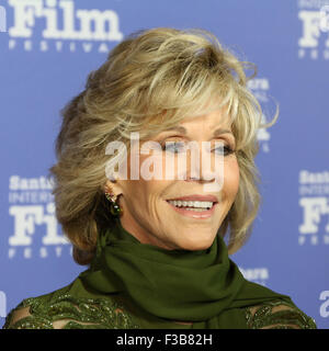 Santa Barbara, Californie, USA. 3 octobre, 2015. Le Santa Barbara International Film Festival en l'honneur de Jane Fonda pour son 'Excellence in Film". Jane Fonda, marche le tapis rouge à la black tie gala tenu à la Bacara Resort & Spa. Credit : Lisa Werner/Alamy Live News Banque D'Images