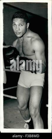 04 janv., 1959 - Yolande Pompey trains pour concours Titre du monde. Pour répondre Archie Moore à Londres. : le combat avant que l'appareil photo est Yolande Pompey le challenger de Trinidad - vu à la Thomas A'Beckett Gymnase, Old Kent Road - au cours de sa formation pour son prochain combat à Londres en mars avec Light Heavyweight Champion Archie Moope des États-Unis. (Crédit Image : © Keystone Press Agency/Keystone USA par ZUMAPRESS.com) Banque D'Images