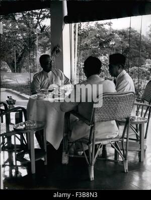 03 janvier 1965 - Tous les après-midi le Parc Tunku prend un thé sur la terrasse de sa maison avec vue sur Kuala Lumpur, avec d'importants clients et visiteurs. L'homme qui façonnent la destinée de la nouvelle indépendance Malaya : Tunku Abdul Rahman, Premier Ministre de la Fédération de Malaisie qui dirigera le nouveau pays indépendant photographié en costume de Malaisie à son domicile à Kuala Lumpur. Le Ministre en chef sera également le ministre de la défense et de la sécurité à la maison et ministre de l'Intérieur. Le titre complet du parc Tunku (Prince) est Abdul Rahman accorde le Sultan Abdul Hamid Halim Shah. Il wa Banque D'Images