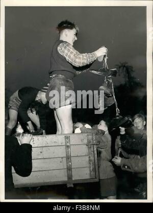 04 janv., 1953 - ''aide allemands allemands'' : ils ont commencé sous ce slogan en celle d'une campagne de l'aide pour toute la Basse Saxe pour les réfugiés de la zone soviétique. La première étape de cette campagne qui nuit être prise comme exemple est venu du conseil de la ville de Celle. Le début de cette campagne a été l'aide d'une collection de trois heures organisée par 500 enfants de celle qui a perçu pendant cette période trois camions et un chariot plein de vêtements, chaussures, jouets et les meubles et accessoires. La plupart des choses était comme neuf. (Crédit Image : © Keystone Press Agency/Keystone USA via ZUMAPRESS Banque D'Images