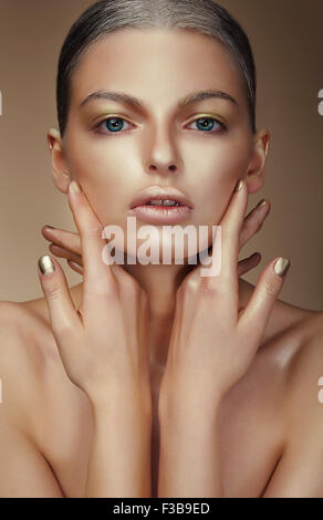 Vogue Style. Jeune femme avec la peau bronzé Banque D'Images