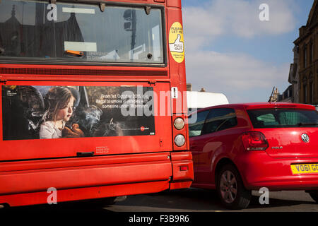 Cirencester, Gloucestershire, Royaume-Uni. 3 octobre, 2015.  Règles l'intérieur et à l'extérieur des émissions des véhicules à moteur VW. A partir du 1er octobre 2015 il sera interdit de fumer dans un véhicule privé quand il y a des enfants présents. Il s'agit d'une nouvelle législation pour protéger les enfants et les jeunes contre les dangers de la fumée secondaire). L'US Environmental Protection Agency (EPA) a déclaré que VW avait installé des logiciels illégaux de tricher, les essais d'émissions permettant à ses voitures diesel utilisés pour produire des vapeurs du trafic jusqu'à 40 fois plus de pollution qu'il n'est permis. Banque D'Images