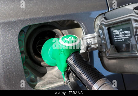 Pompage de carburant essence gros plan en voiture à la station de gaz Banque D'Images