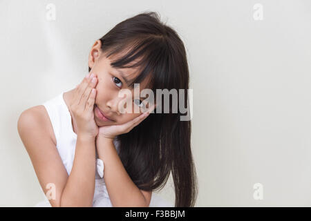 Little asian girl kid isolés dans White Banque D'Images