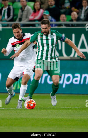 BUDAPEST, HONGRIE - le 3 octobre 2015 : duel entre Daniel présagent de Ferencvaros (r) et David Bobal de Honved au cours de Ferencvaros vs. Honved OTP Bank League football match à Groupama Arena. Banque D'Images