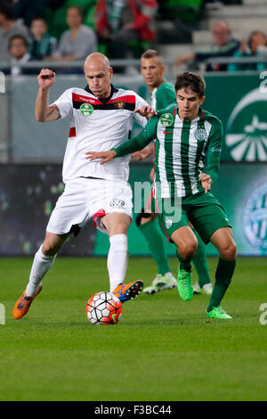 BUDAPEST, HONGRIE - le 3 octobre 2015 : duel entre Adam Nagy de Ferencvaros (r) et de Botond Barath de Honved au cours de Ferencvaros vs. Honved OTP Bank League football match à Groupama Arena. Banque D'Images