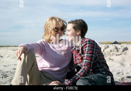 Freeheld est un film américain de 2015 réalisé par Peter Sollett et écrit par Ron Nyswaner. Le film stars Julianne Moore, Ellen Page, Steve Carell, Luke Grimes, et Michael Shannon. Cette photo est pour un usage éditorial uniquement et est l'auteur de la société film et/ou le photographe attribué par le film ou la société de production et ne peut être reproduite que par des publications dans le cadre de la promotion du film ci-dessus. Un crédit obligatoire pour l'entreprise de film est nécessaire. Le photographe devrait également être portés lorsqu'il est connu. Banque D'Images