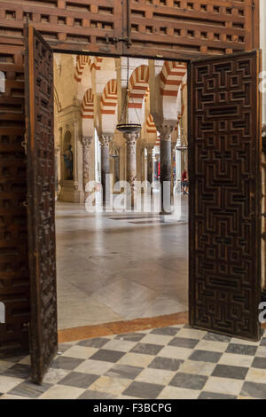 Cordoue, Espagne - 27 septembre, 2015 : Intérieur de Mezquita-Catedral, une mosquée islamique médiéval qui a été transformé en un Cathol Banque D'Images