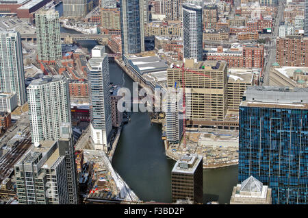 Vue aérienne avec des gratte-ciel de Chicago et Chicago River en hiver. Banque D'Images