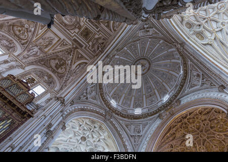 Cordoue, Espagne - 27 septembre, 2015 : Intérieur de Mezquita-Catedral, une mosquée islamique médiéval qui a été transformé en un Cathol Banque D'Images