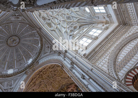 Cordoue, Espagne - 27 septembre, 2015 : Intérieur de Mezquita-Catedral, une mosquée islamique médiéval qui a été transformé en un Cathol Banque D'Images