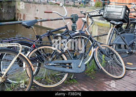 Prêt de vélos parqués pour un pont-canal à Amsterdam Banque D'Images