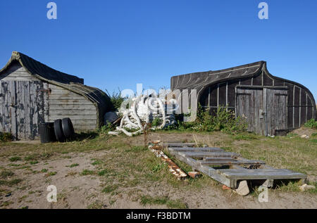 Des bateaux de pêche utilisés pour la tournée vers le logement et le stockage sur Lindisfarne, Holy Island, Angleterre Banque D'Images