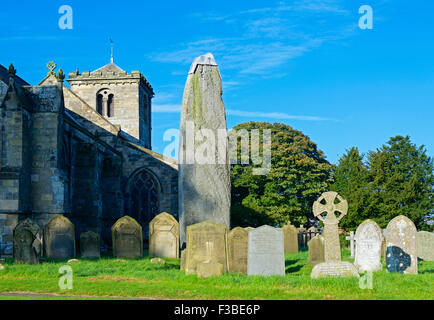 Pierre debout dans le cimetière de l'église All Saints, dans le village de Rudston, East Riding of Yorkshire, Angleterre, Royaume-Uni Banque D'Images