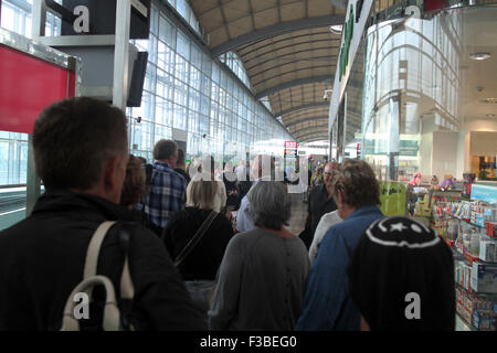 File d'embarquement pour l'aéroport d'Alicante (crédit de droit©Jack Ludlam) Banque D'Images