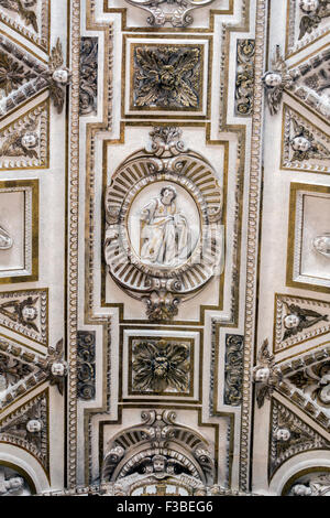 Cordoue, Espagne - 27 septembre, 2015 : Intérieur de Mezquita-Catedral, détail de toiture de la partie chrétienne de la Mezquita Cathed Banque D'Images