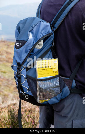 Randonnée randonneur en montagnes de Snowdonia National Park avec la carte de l'Ordnance Survey dans une poche de sac à dos. Le Nord du Pays de Galles, Royaume-Uni, Angleterre Banque D'Images