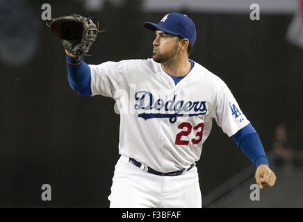 Los Angeles, Californie, États-Unis d'Amérique, USA. 3e oct, 2015. Dodgers de Los Angeles 23 Adrian Gonzalez au cours de la première manche contre les San Diego Padres au Dodger Stadium le 3 octobre 2015 à Los Angeles, Californie.Arorizo ARORIZO © Armando ARMANDO/Prensa Internacional/ZUMA/Alamy Fil Live News Banque D'Images