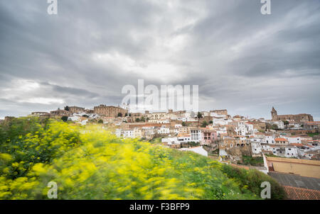 Une longue exposition de Caceres avec ciel nuageux Banque D'Images