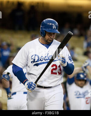 Los Angeles, Californie, États-Unis d'Amérique, USA. 3e oct, 2015. Dodgers de Los Angeles 23 Adrian Gonzalez se prépare à son tour à la batte lors de la première manche contre les San Diego Padres au Dodger Stadium le 3 octobre 2015 à Los Angeles, Californie.Arorizo ARORIZO © Armando ARMANDO/Prensa Internacional/ZUMA/Alamy Fil Live News Banque D'Images