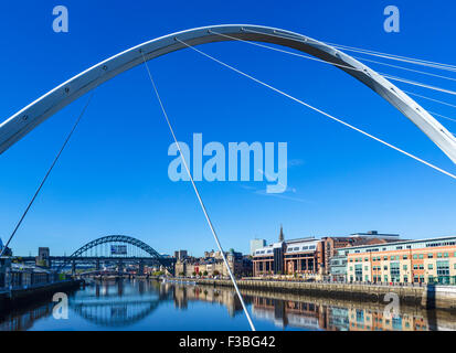 La Tyne à Newcastle et vers le pont Tyne du Gateshead Millennium Bridge, à Newcastle Upon Tyne, Royaume-Uni Banque D'Images