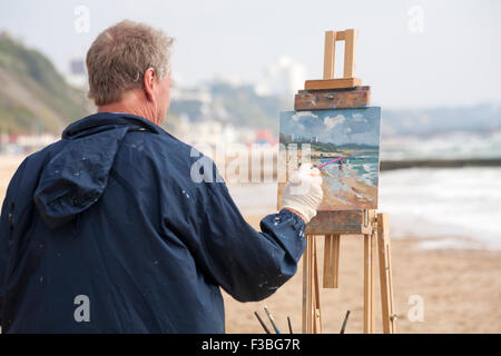 Bournemouth, Dorset, UK 4 octobre 2015. Artiste immortalise la beauté de la station balnéaire de Bournemouth et le littoral à la plage de Bournemouth, Dorset, UK - peinture sur chevalet. Credit : Carolyn Jenkins/Alamy Live News Banque D'Images