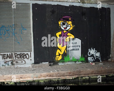 Top graffit Banksy par équipe Robbo 2010 sur Regent's Canal près de Camden Lock, Camden Town Londres Banque D'Images