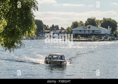 Bateau sur la Tamise riverside à Kingston-upon-Thames, London. Banque D'Images