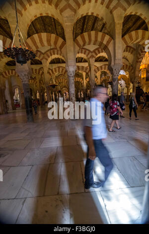 Cordoue, Espagne - 27 septembre, 2015 : Intérieur de Mezquita-Catedral, touristes marcher à l'intérieur de la mosquée, une civilisation islamique médiévale mosq Banque D'Images