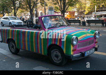 Voiture Trabant est-allemand en usage pour des visites de la ville de Berlin Banque D'Images