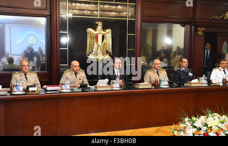 Le Caire, Égypte. 4ème Oct, 2015. Un cadeau photo publié par la présidence égyptienne montre le président égyptien Abdel Fattah al-Sisi après leur visite à l'ancien Président égyptien Sadate et le mémorial de la tombe du Soldat inconnu tombe le 4 octobre, 2015 au Caire, dans le cadre des célébrations du 55ème anniversaire de la victoire de la guerre d'octobre © Bureau Président égyptien/APA/Images/fil ZUMA Alamy Live News Banque D'Images