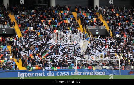 Udine, Italie. 4 octobre, 2015. UdineseÕs partisans pendant la Serie A italienne TIM match de football entre l'Udinese Calcio et Gênes au stade Friuli le 4 octobre 2015. photo Simone Ferraro / Alamy Live News Banque D'Images