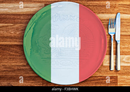 Plaque à pizza patriotique tricolore italien avec bandes rouge, blanc et vert dans les couleurs du drapeau national et placé sur un Banque D'Images