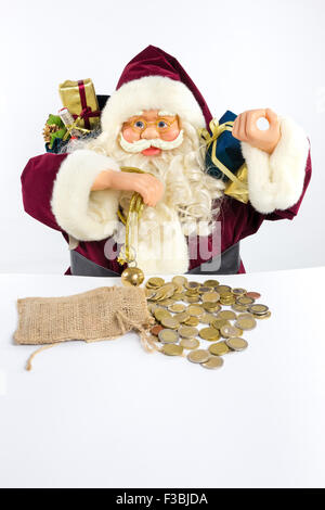 Père Noël avec cloche qui sonne et présente des pièces d'argent isolé sur fond blanc Banque D'Images